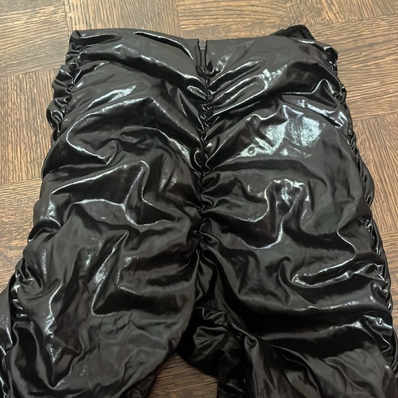 Black faux leather rouged leggings - Picture 3 of 4